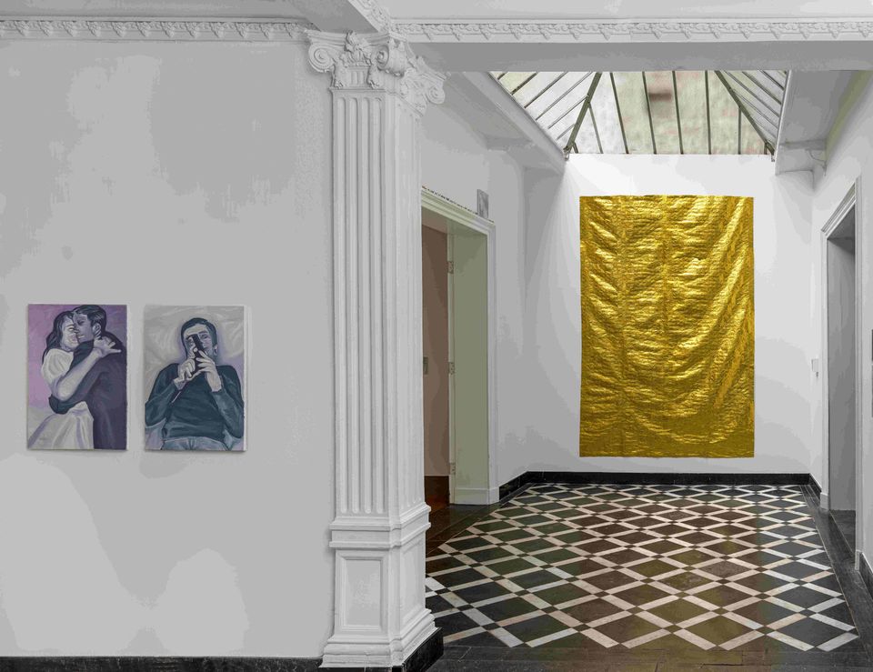 Marres interieur expositie geel doek