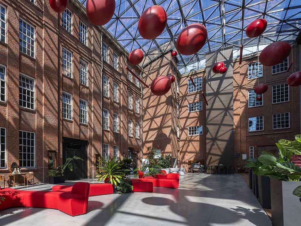 Historische KVL gebouw met modern ingerichte lichte Atrium