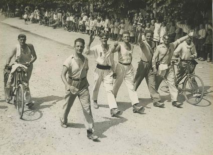 Vijf deelnemers op het parcours van 55 km passeren Wijchen tijdens de 23e Vierdaagse
