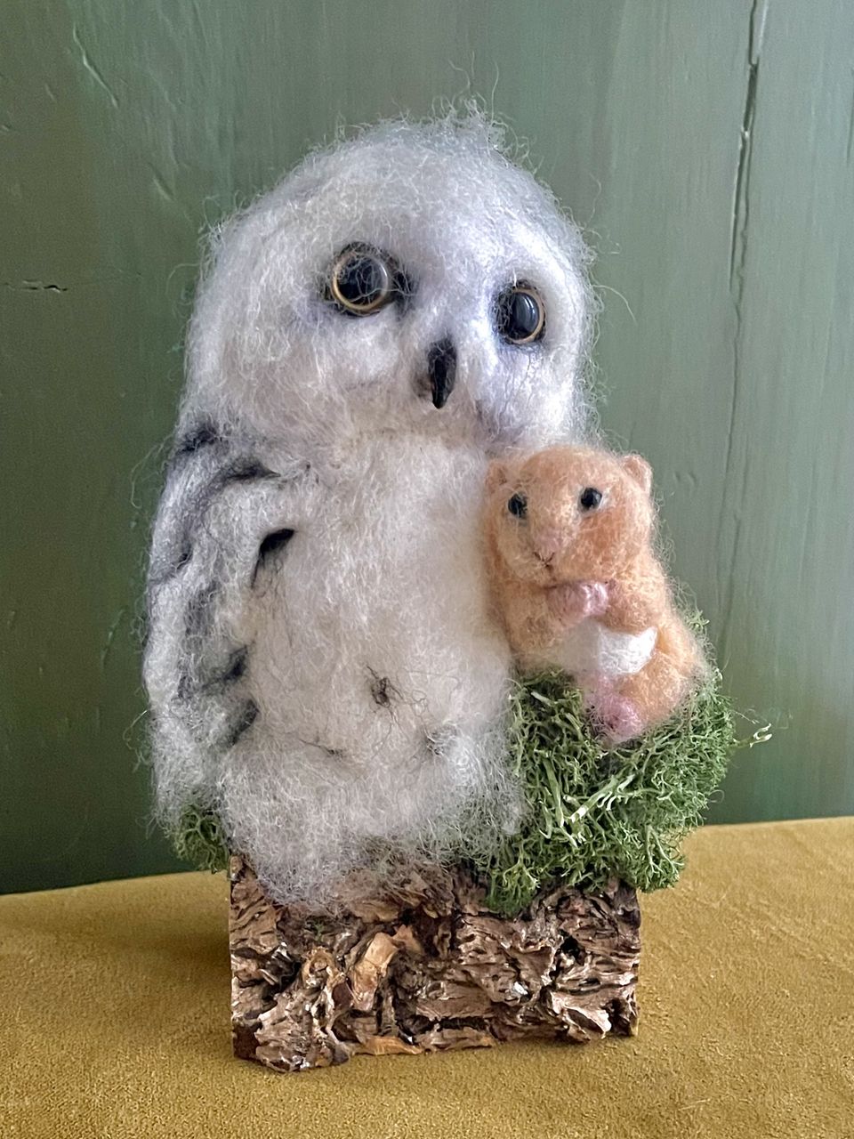 Naaldviltsculptuur Sneeuwuil & Hamster, forever friends