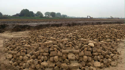 De enorme hoeveelheid Romeins tufsteen nabij Alphen.