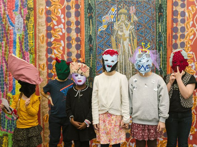 Kinderen met zelfgemaakte maskers tijdens de hersftvakantie op het festival cultuurbarbaren
