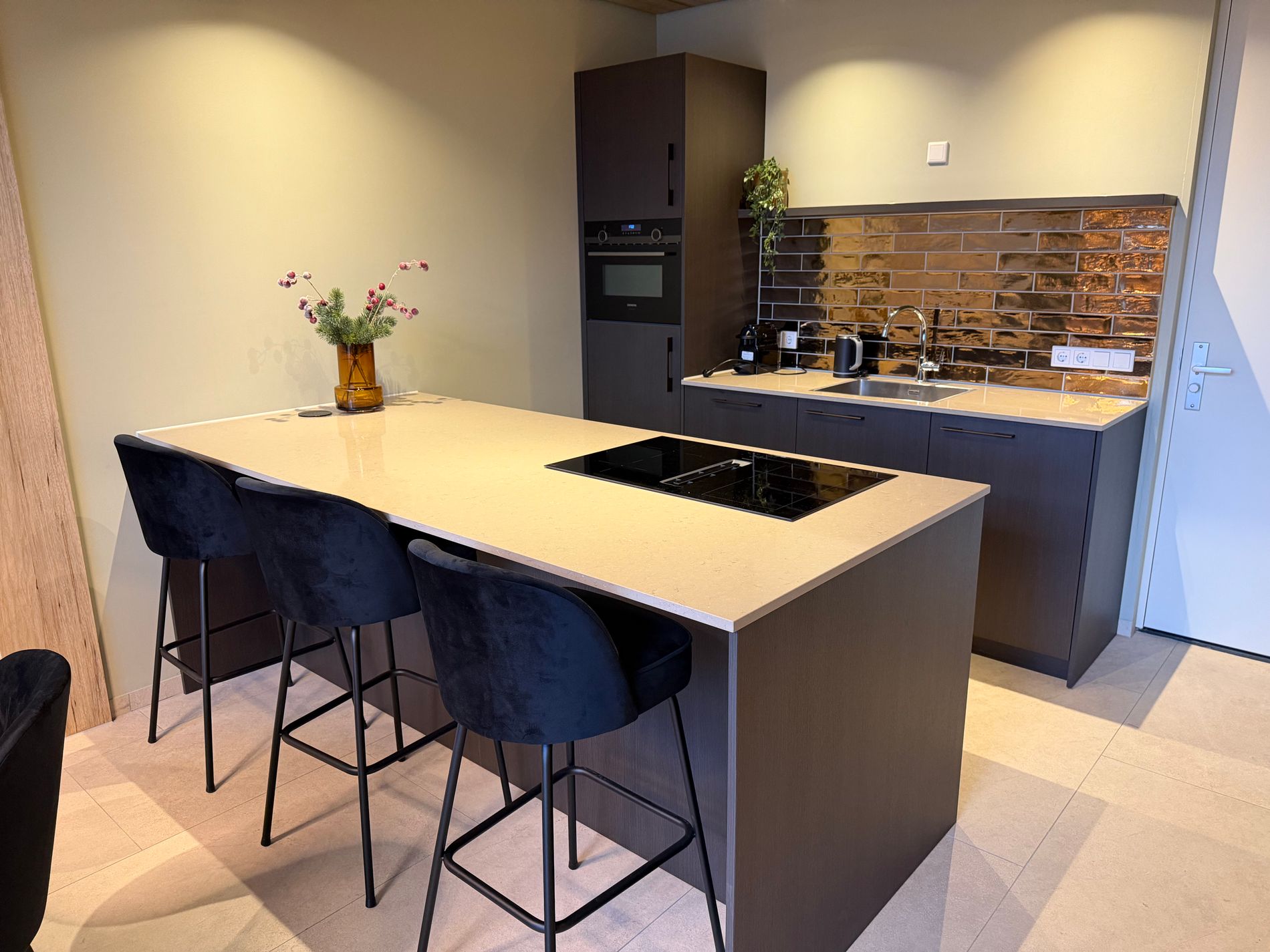 Moderne zwarte keuken van een van de Luxury Lofts