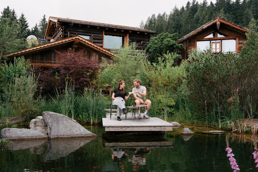 Voor het huisje bij Priesteregg Premium ECO Resort