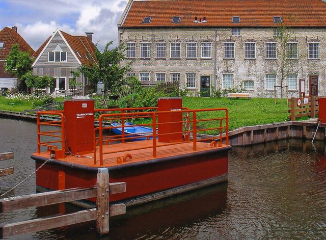 Het pontje ligt aan de rand van het centrum van IJlst