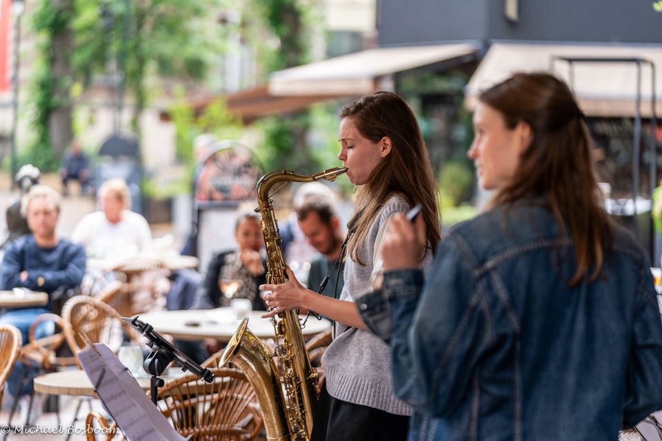 jonge muzikanten spelen in een horeca locatie