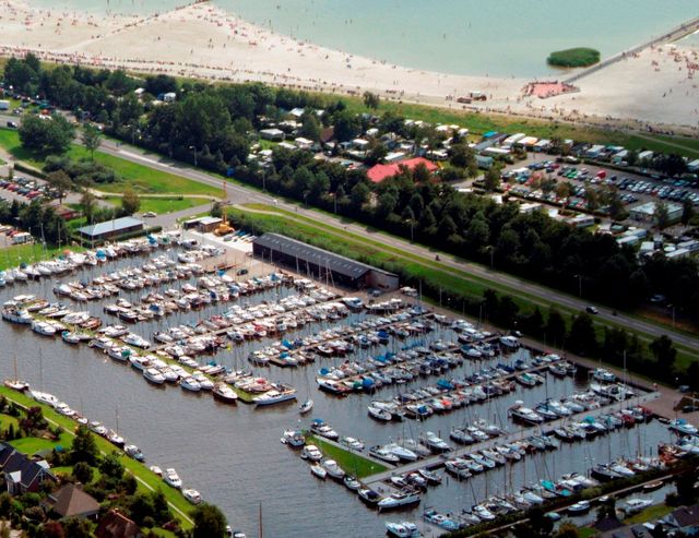 Jachthaven Lemmer-Binnen van bovenaf, met zicht op de haven, camping en een deel van het Lemster Strand.