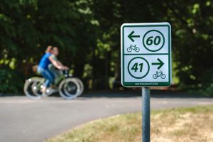 Volg de wit-groene bewegwijzering van knooppunt naar knooppunt en fiets langs het Duits Lijntje.