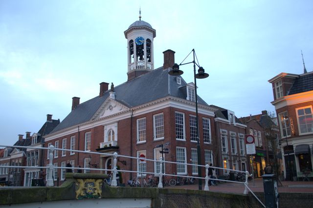 Het oude monumentale stadhuis in het Centrum van Dokkum