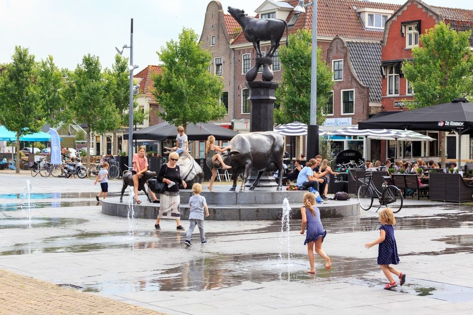 Kinderen die spelen met water op de Koemarkt