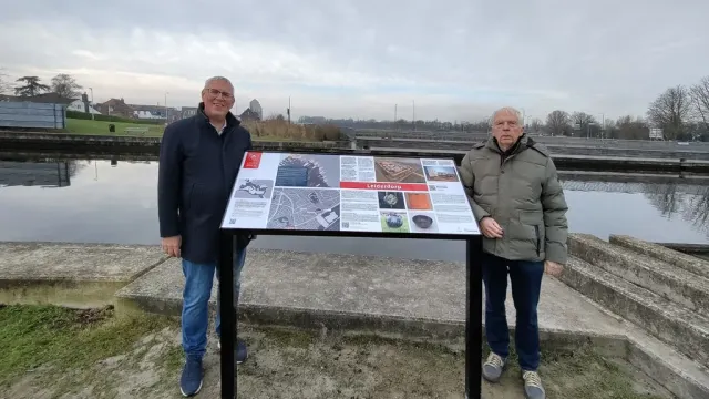 Twee heren aan weerszijden van een Limesbord, aan de Oude Rijn