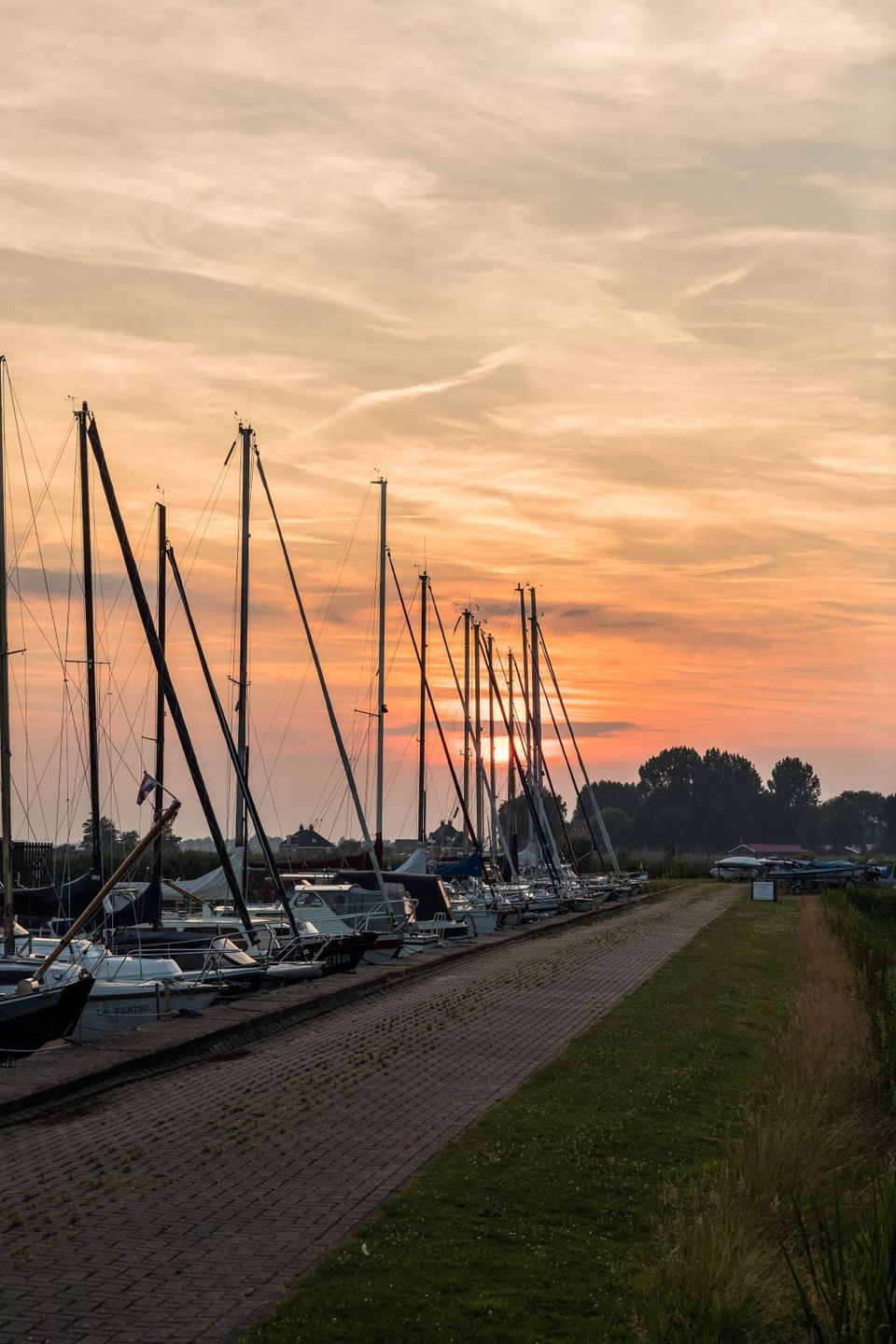 De haven van Joure bij zonsondergang