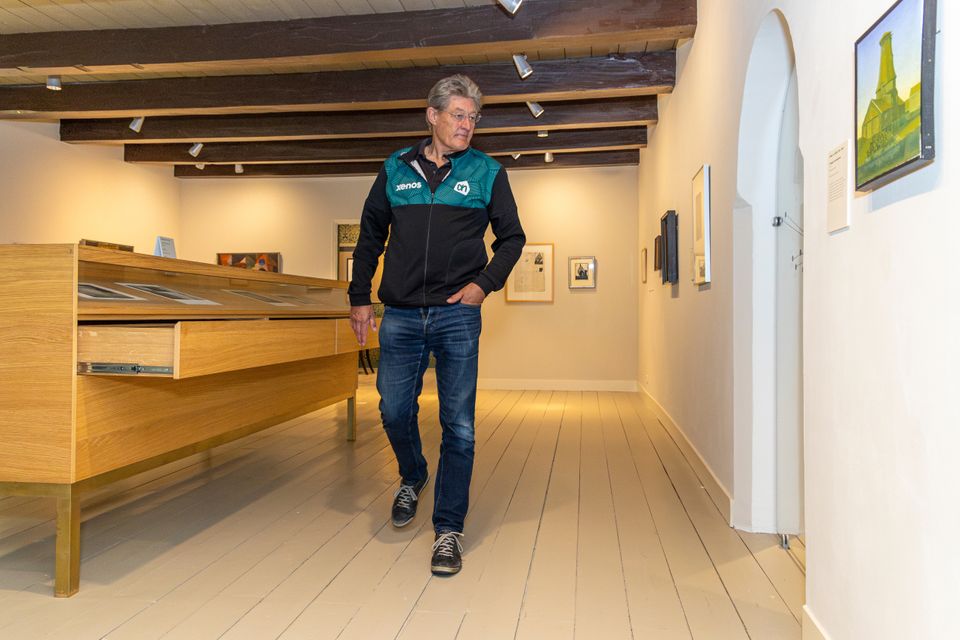 Jillert Anema wandelt door Museum Heerenveen.