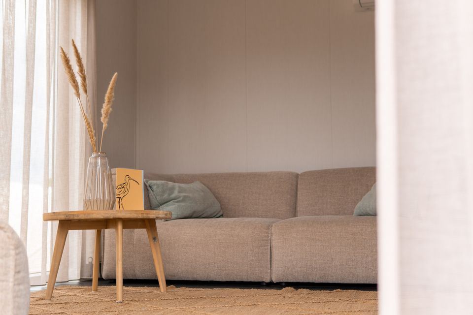 Helles Wohnzimmer eines 4-Personen-Chalets auf dem Camping De Wulp in Noordwijk