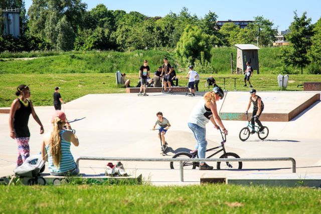 Kinderen en volwassenen die skaten in het Skatepark Purmerend