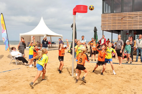 Kinderen die op het strand korfballen