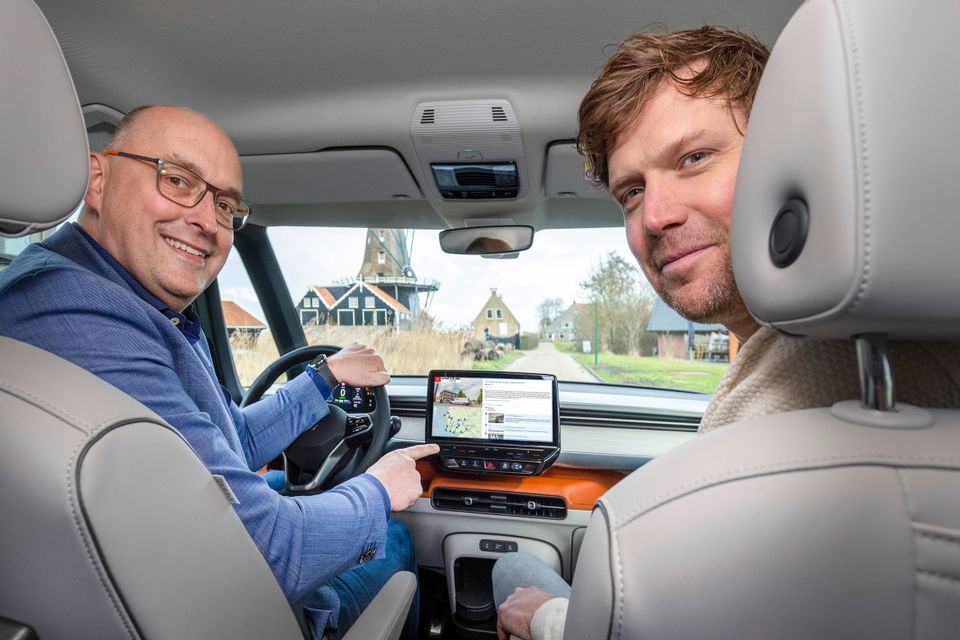 wethouder Michel Rietman en Floriaan zwart in een elektrisch camperbusje