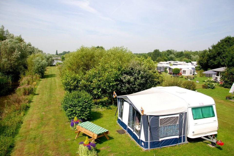 Camping de Abtswoudse Hoeve in Delft in de zomer