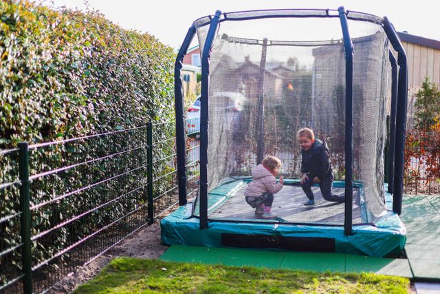 Veilig springen op de trampoline in onze Kids bungalow. Papa en mama kunnen vanaf het terras een oogje in het zeil houden.