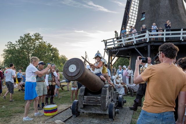 Kanongebulder in Sloten waarbij de stadsschutterij het kanon van Sloten afschiet op het molenerf van Korenmolen de Kaai.