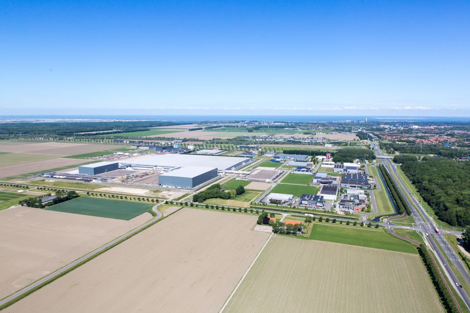 Bedrijventerrein en weilanden in Lelystad, Flevoland