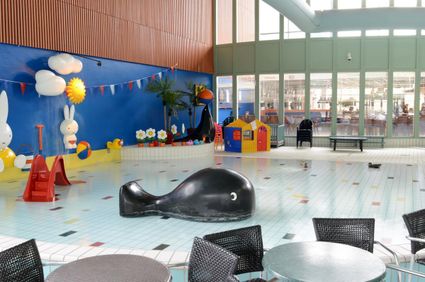 Nijntjebad in de Zandzee Bussum met speeltoestellen in het water voor kleine kinderen.