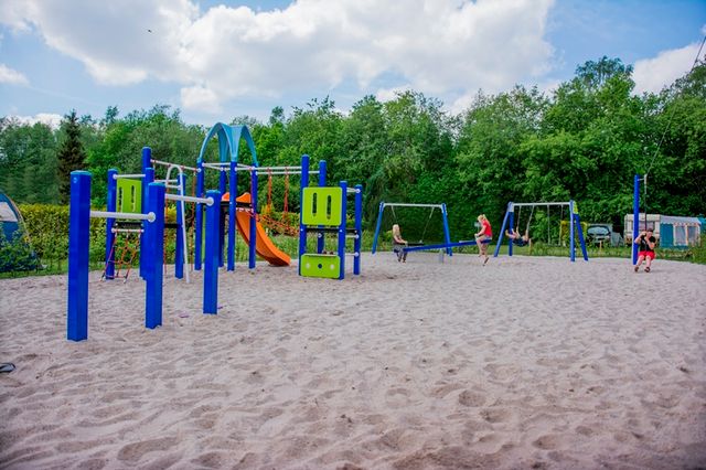 Ein wunderschöner, großzügiger Spielplatz auf dem Campingplatz, ganz in der Nähe Ihres luxuriösen Zeltes oder Ihrer Kasteel- oder Saloonlodge.