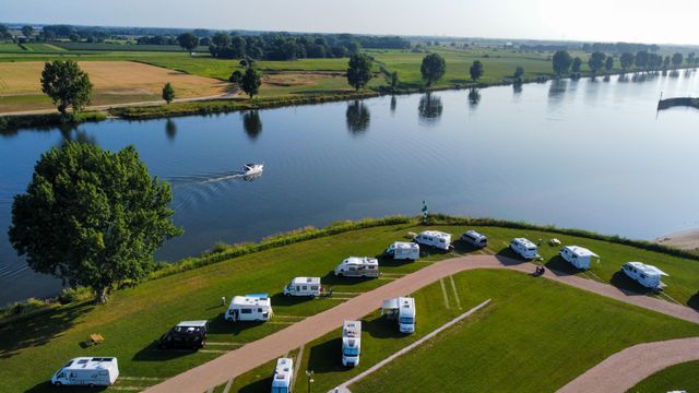 Vanuit de lucht gezien. de kamperplaatsen aan het water bij Camperplaats Heusden.