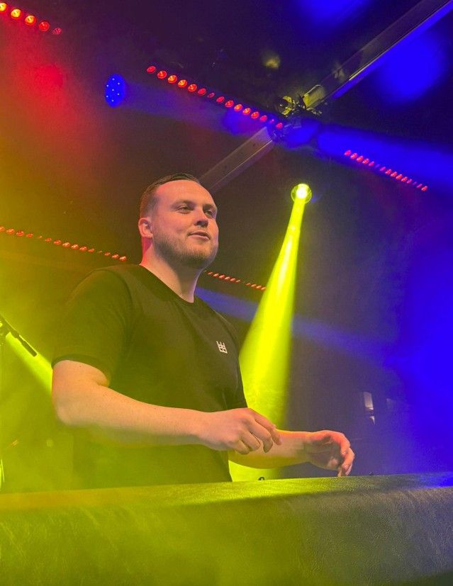 promotie materiaal van DJ Zaander die komt draaien op het helemaal Hollands feest  feest bij Plein 7 in Woerden