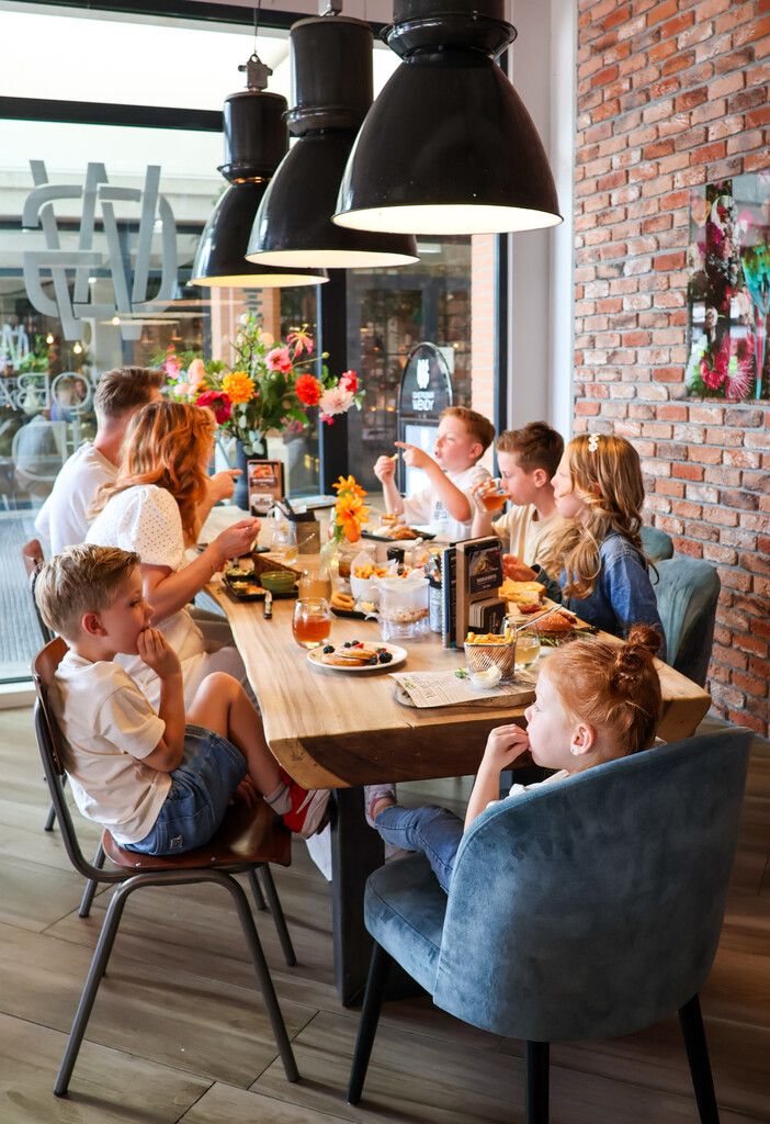 Gasten aan tafel bij Gastrobar Wendy