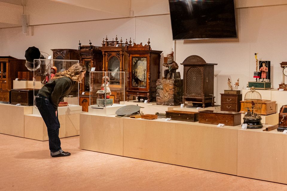 zaal muziekautomaten met kijkende bezoeker