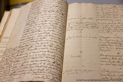 boek met gekalligrafeerde tekst