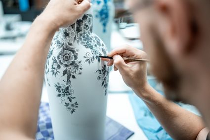 Meneer beschildert een vaas in Royal Delft
