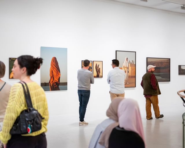 Fotomuseum bezoekers in de tentoonstellingsruimte