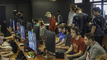 Ruimte met 10 computers waarop mannen online games spelen - One man army esports