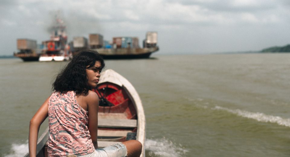 Een vrouw die een bootje vaart op de zee