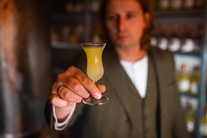 Jan limoen proost met glaasje limoncello