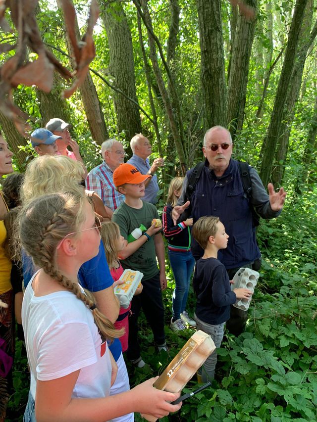 Opdrachten uitvoeren met de gids in de natuur.