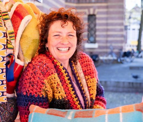 Ondernemer van Nij & Nuver achter haar kraam tijdens de Laag Hollandse Makersmarkt.