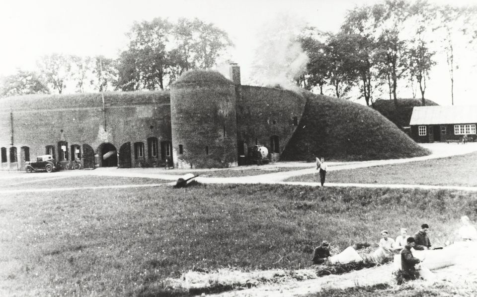 Zwart-witfoto van een fort in 1934.