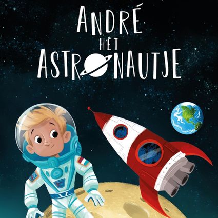 Tekening van een blond jongetje in astronautenpak op de maan, met een rode raket. Donkere achtergrond met sterren en de aardbol. In witte letters de titel.