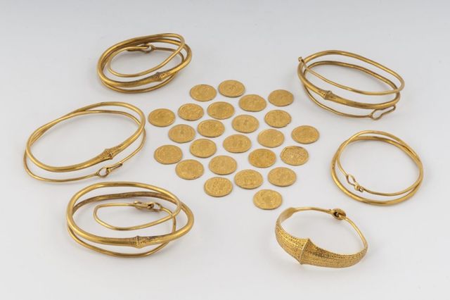 Beilen-Goldschatz: Armbänder und römische Goldmünzen.