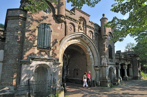 Wandelaars bij de Utrechtse Poort in Naarden