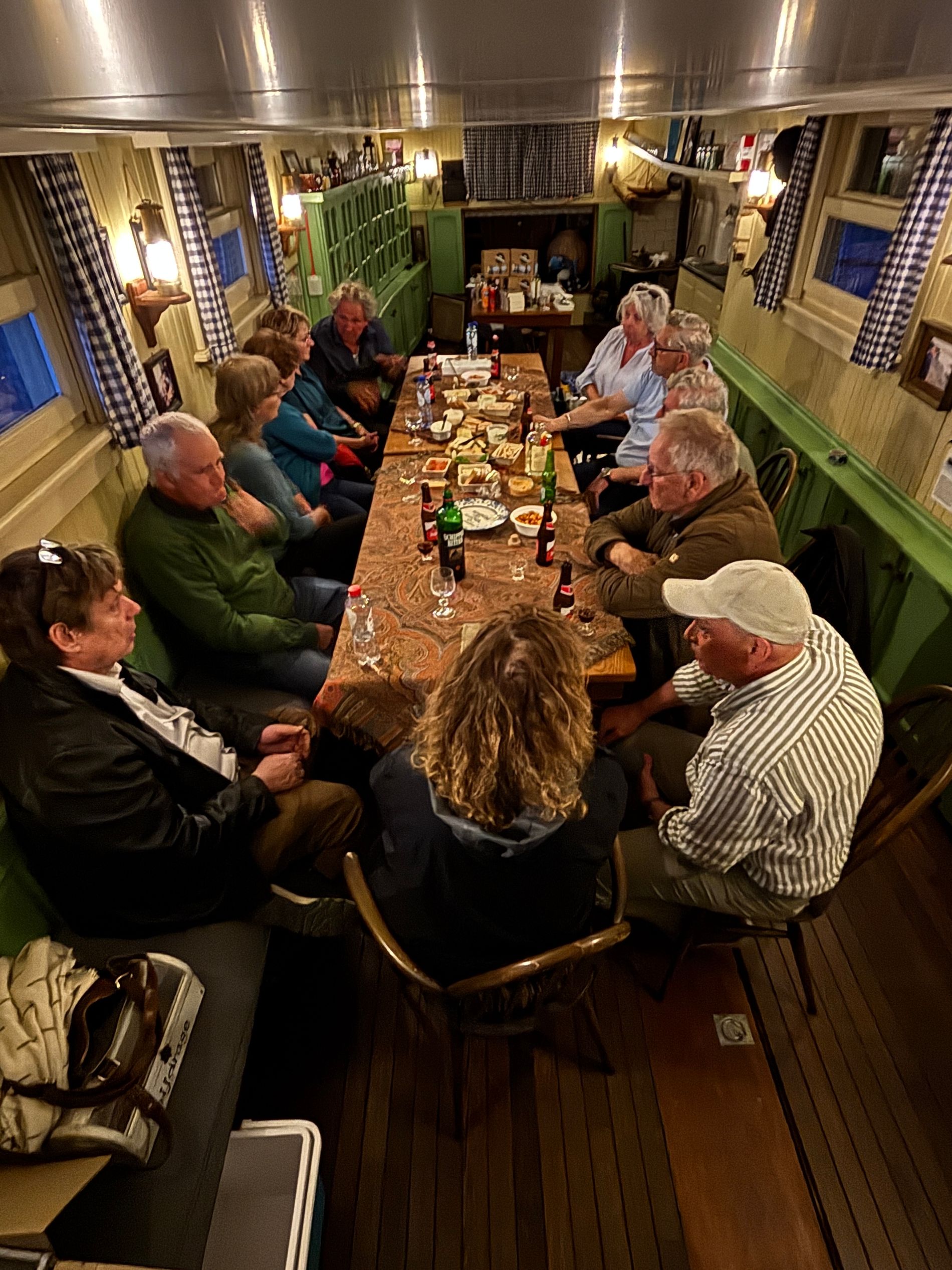 In de kajuit, gezellig aan tafel