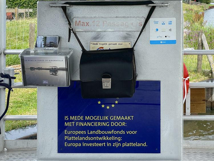 Op de pont kun je contant en contactloos betalen.