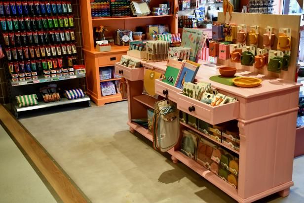 Vrije tijd winkel MAAK Woerden in Woerden, regio Groene Hart, winkelinterieur met verf, tekenmaterialen, kaarten, cadeaus en handwerkbenodigdheden voor creatieve workshops en DIY projecten.