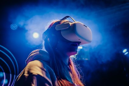 Meisje met virtual reality bril op