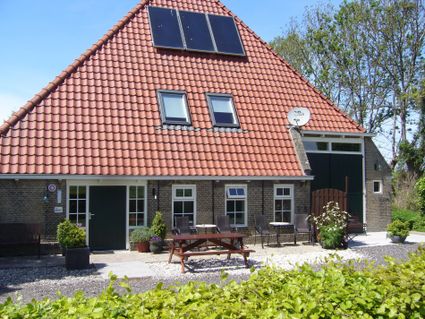 Achteraanzicht van de boerderij van B&B Stjelp Pleats.