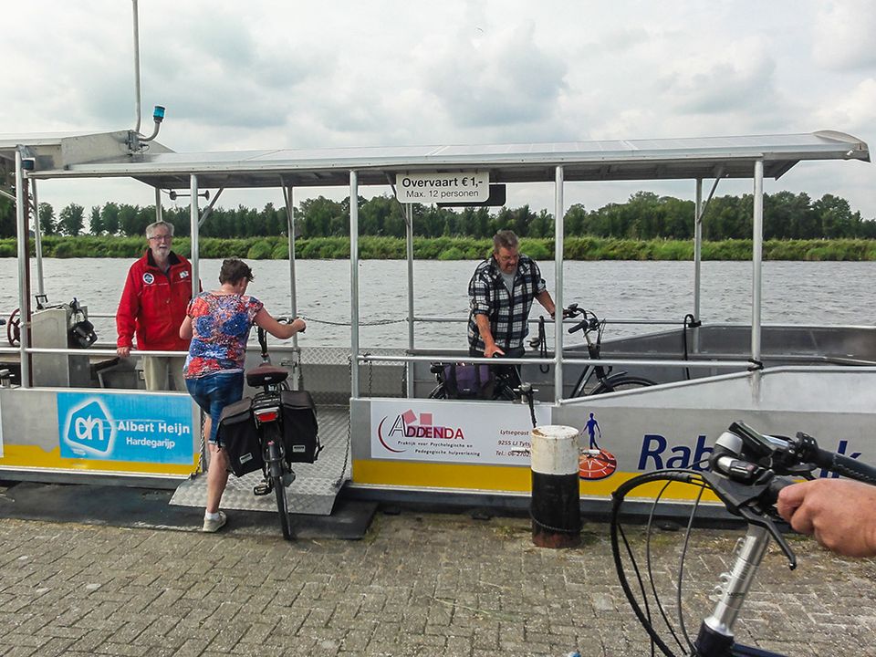 Passagiers stappen aan boord van De Schalkediep