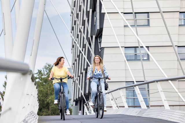 Fietsen fietsbrug Almere